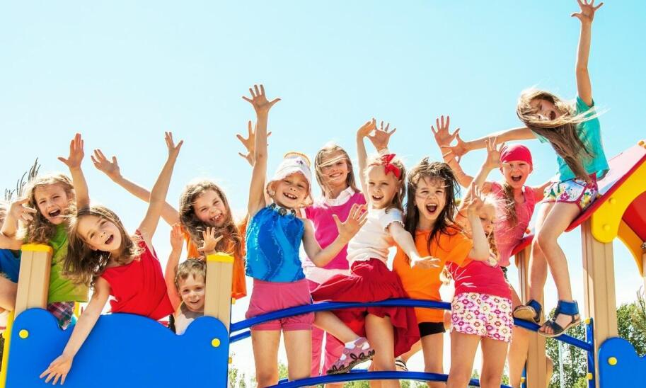 Jakie znaczenie mają zabawy na świeżym powietrzu dla rozwoju dzieci w prywatnych przedszkolach?