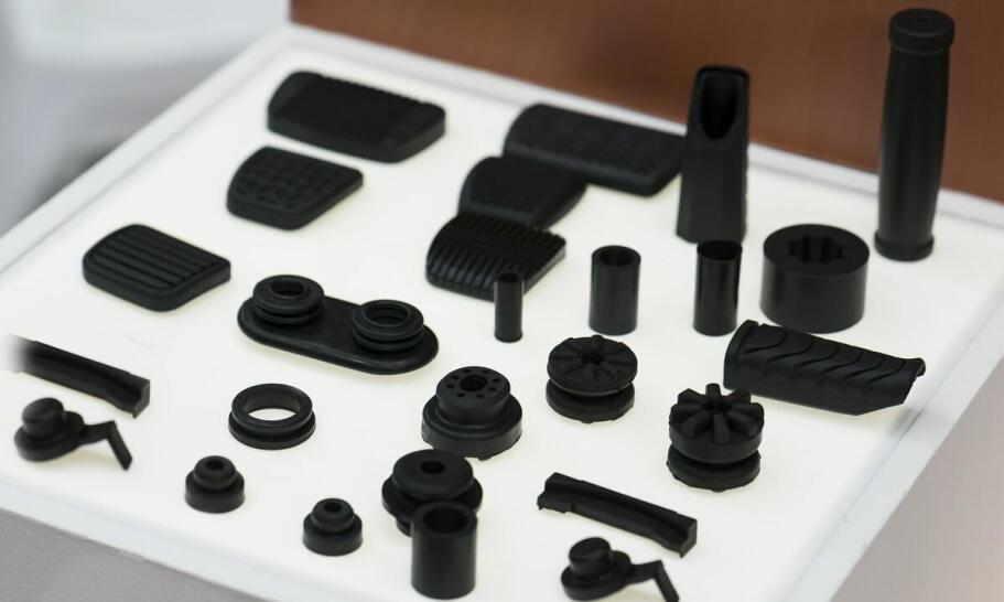 Przegląd dostępnych opcji meblowych przepustów kablowych na rynku