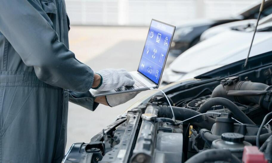 Jakie usługi oferuje serwis przy instalacji menu polskiego w BMW?