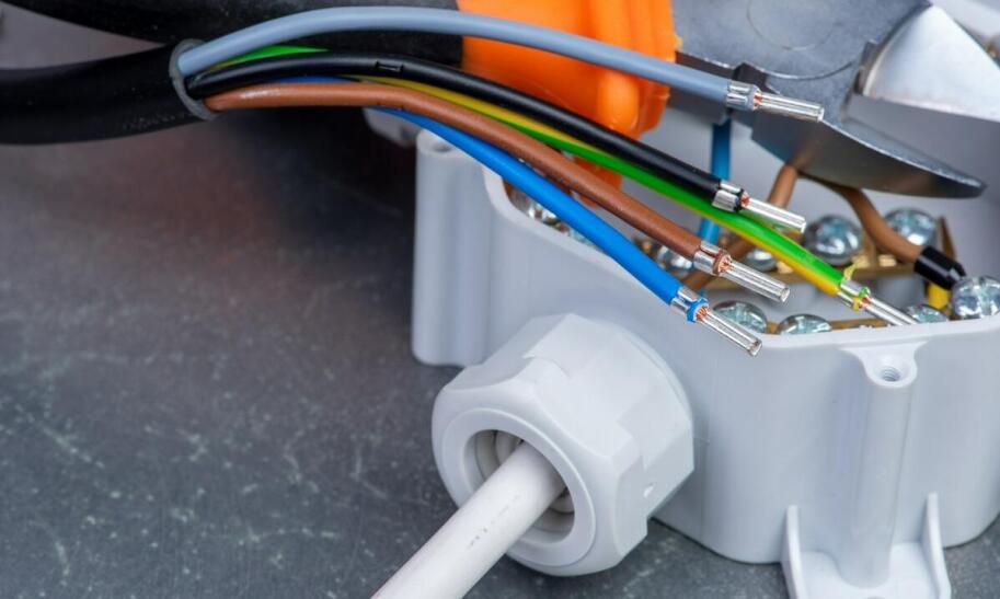 Montaż podwójnego gniazdka elektrycznego w domu