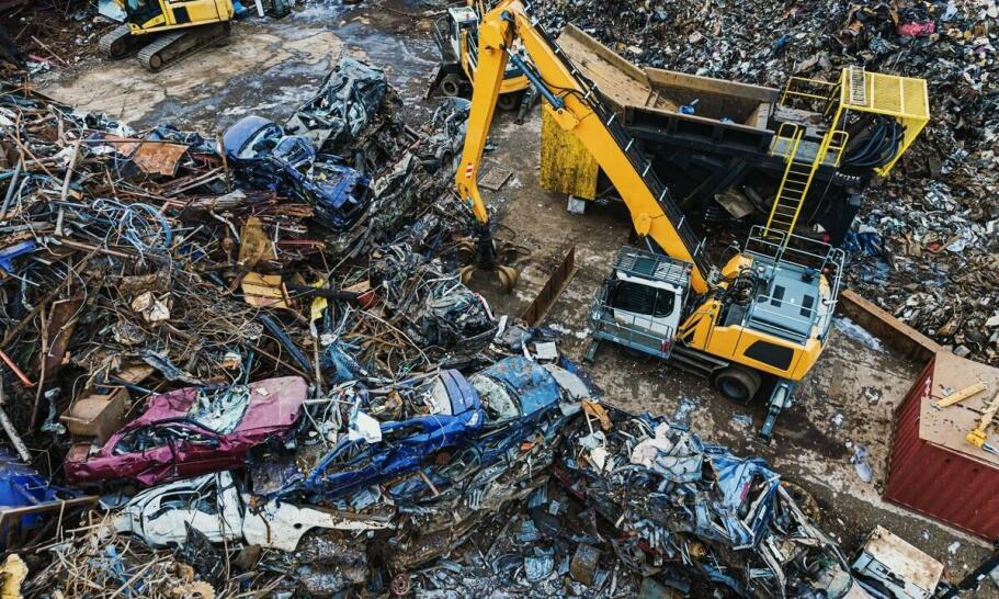 Jak odzysk metali i tworzyw z auta ogranicza ślad środowiskowy całego procesu