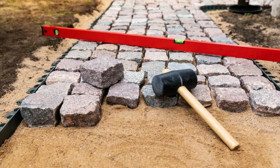 Jak gliniaste grunty w Bielawie wpływają na trwałość nawierzchni z kostki