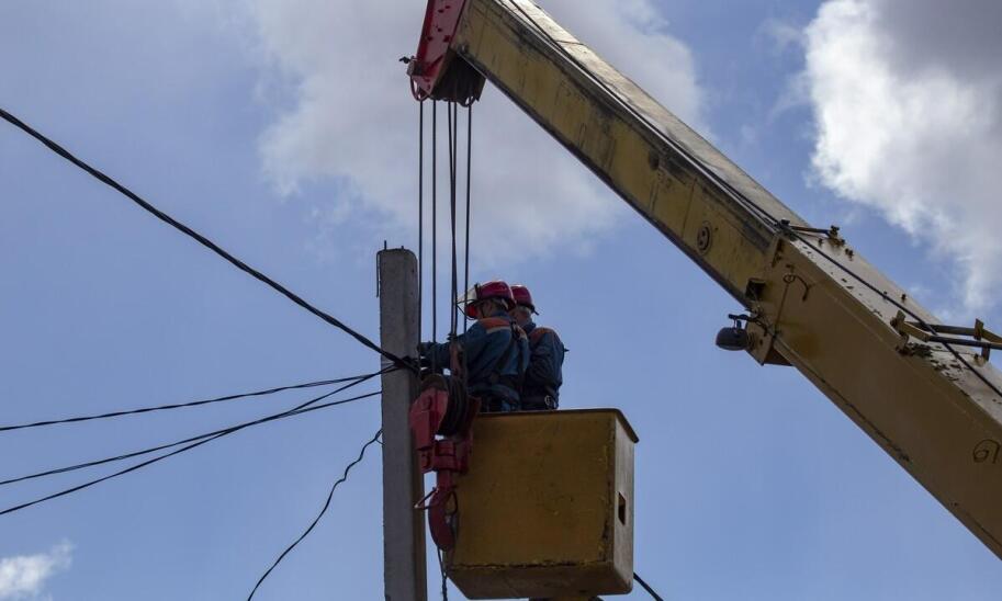 Jak przebiega montaż słupa energetycznego w warszawskiej zabudowie i co utrudnia pracę