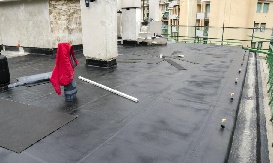 Jak rozpoznać, że płaski dach po zimie wymaga naprawy, a nie tylko punktowej łaty