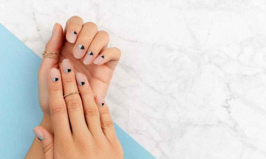 Minimalistyczny manicure hybrydowy na lato nad morzem: trendy 2026 i trwałość w praktyce