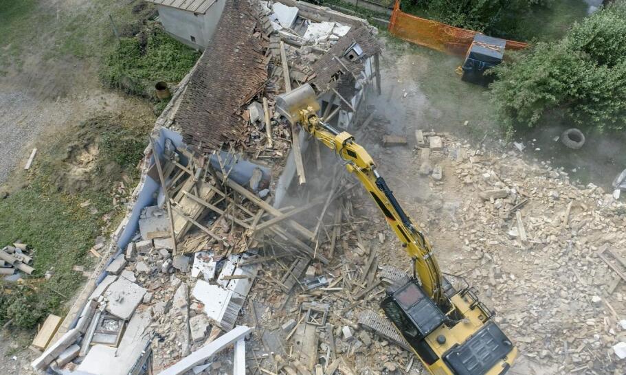 Jak przebiega rozbiórka dużego obiektu, gdy pracę prowadzą koparki, młoty i kruszarki