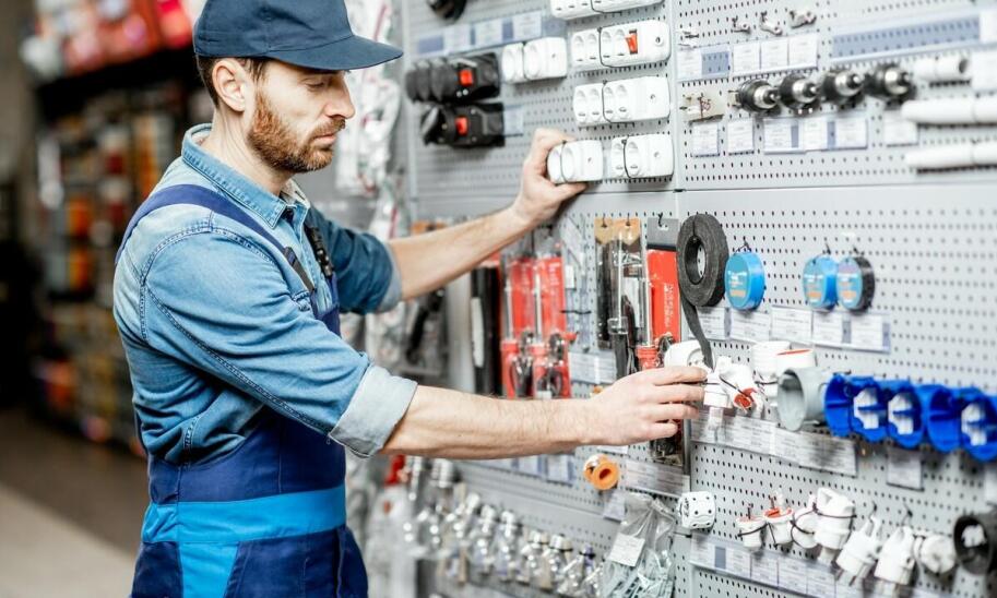 Jak lokalna hurtownia elektroinstalacyjna ułatwia kompletację materiałów w projektach instalacyjnych i produkcyjnych