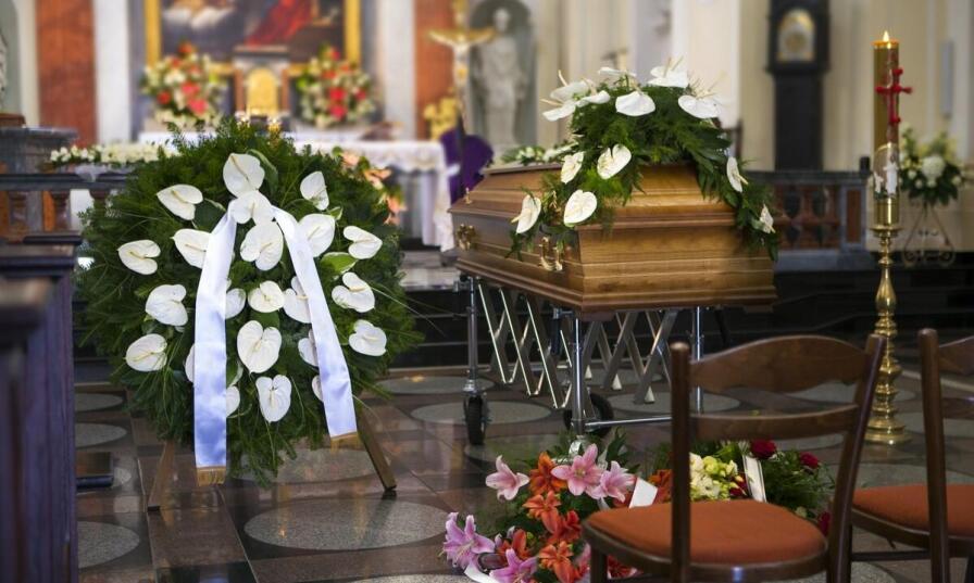 Jak wieniec pogrzebowy różni się od wiązanki podczas uroczystości przy Majdanku