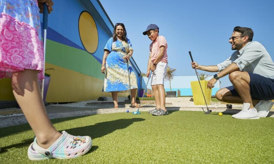 Jak minigolf i gry ogrodowe integrują mieszane zespoły bez presji sportowego wyniku