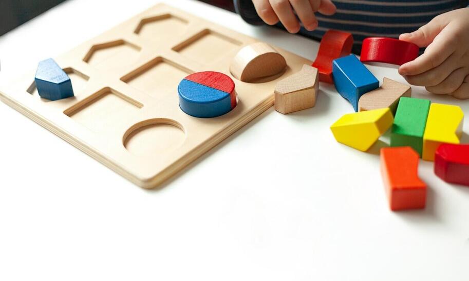 Drewniane puzzle ze zwierzętami dla dziecka — jak ocenić dopasowanie do wieku i etapu rozwoju
