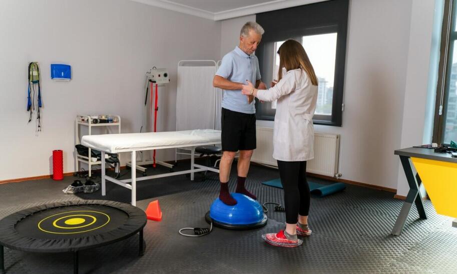 Jak przebiega rehabilitacja kręgosłupa, gdy ból wymaga pracy z przyczyną, nie tylko objawem