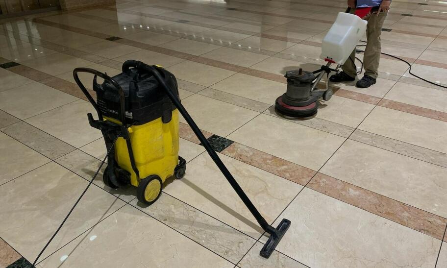 Harmonogram pielęgnacji winylowej podłogi w białostockim pasażu handlowym przy dużym ruchu