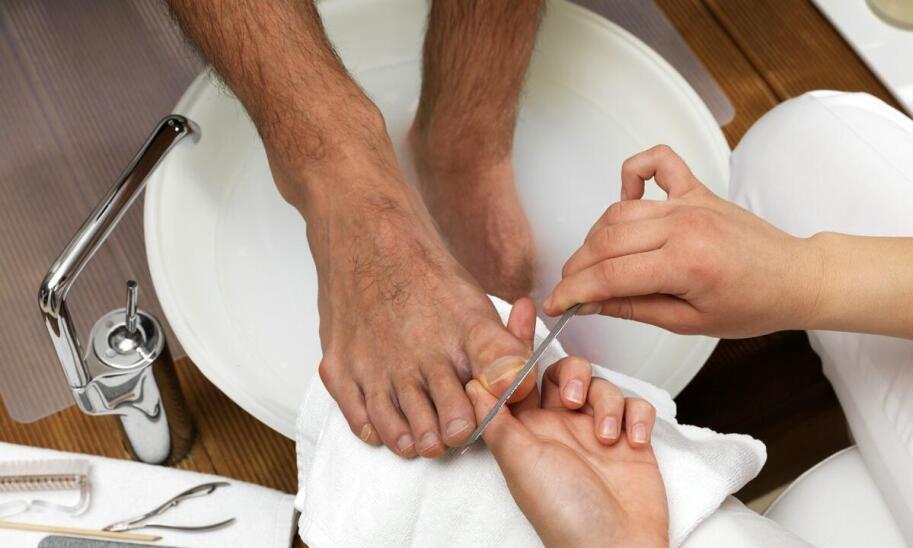 Pedicure jako element regeneracji suchej skóry stóp u kobiet po 45 roku życia