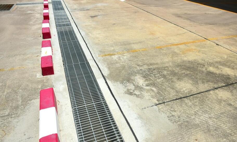 Jak dobrać betonowe słupki do ruchu, widoczności i zabezpieczenia parkingu