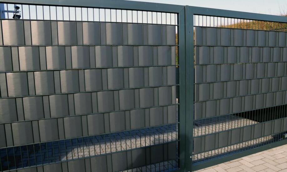 Co kryje się pod kategorią metalowych elementów i kiedy przydają się w domu oraz ogrodzie