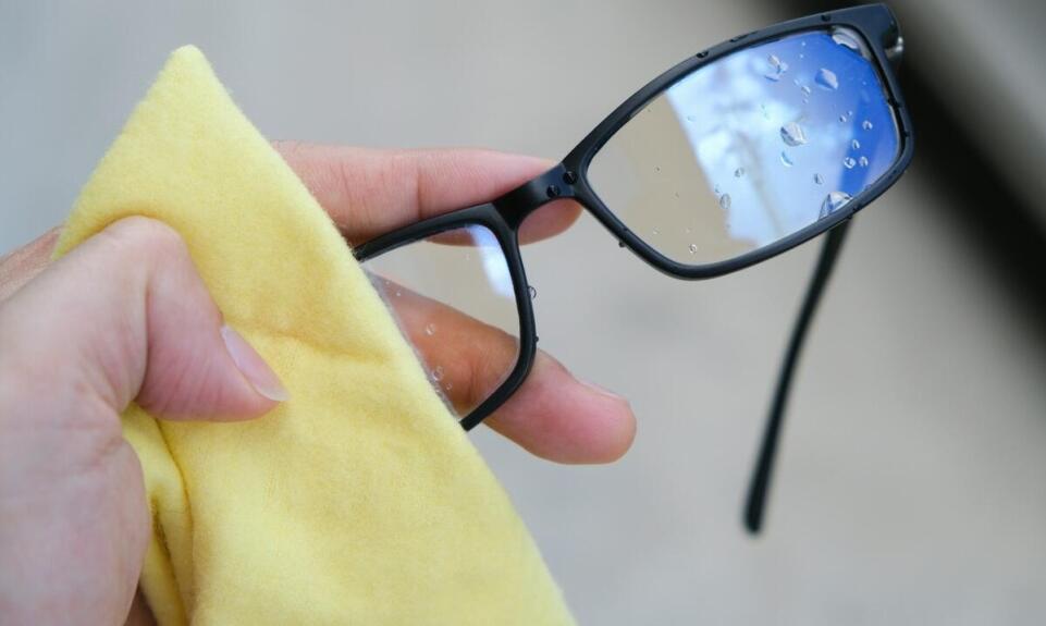 Jak dbać o okulary w miejskiej codzienności, żeby szkła i oprawki dłużej służyły