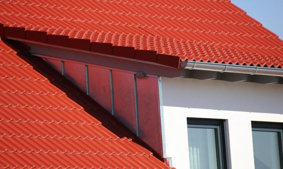 Ceramiczne czy betonowe dachówki na dach domu w wielkopolskich warunkach
