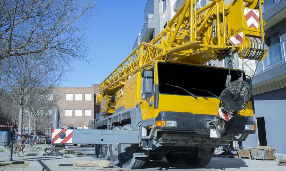Jak mobilność dźwigu samochodowego ułatwia pracę w zwartej zabudowie miasta