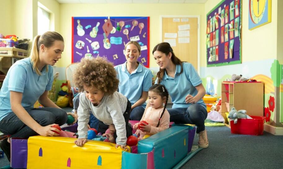 Jak ocenić program żłobka, gdy liczą się rozwój dziecka i godziny pracy rodziców