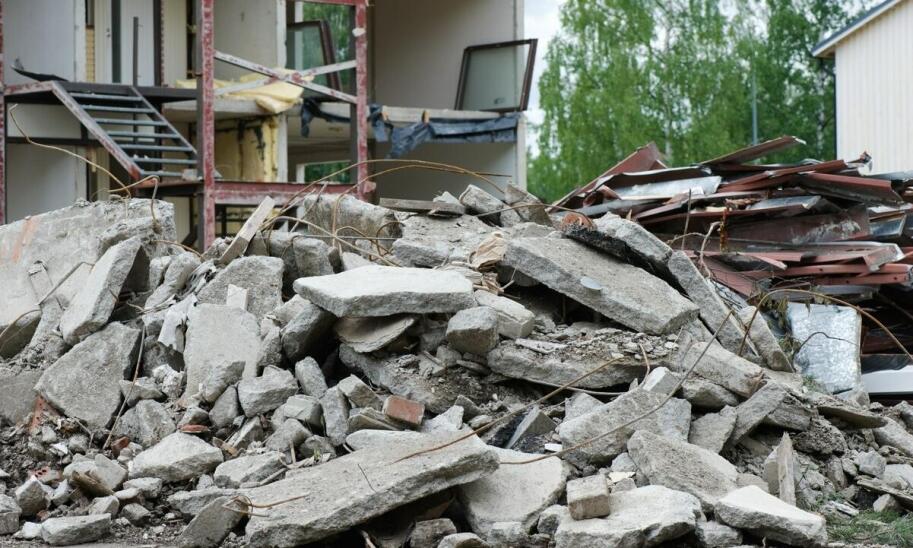 Dlaczego zsypy na gruz trzeba planować razem z rusztowaniem, a nie po fakcie