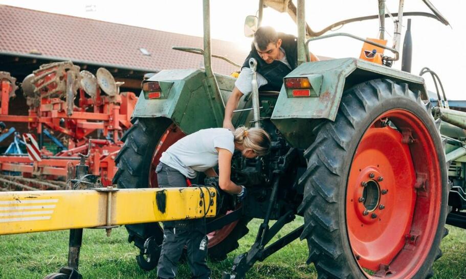 Jak warunki sezonowej pracy wpływają na dobór akumulatora do maszyn rolniczych