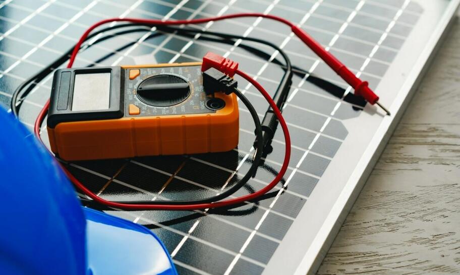 Dlaczego mycie paneli w Lubelszczyźnie warto zaczynać od inspekcji instalacji, a nie od płukania