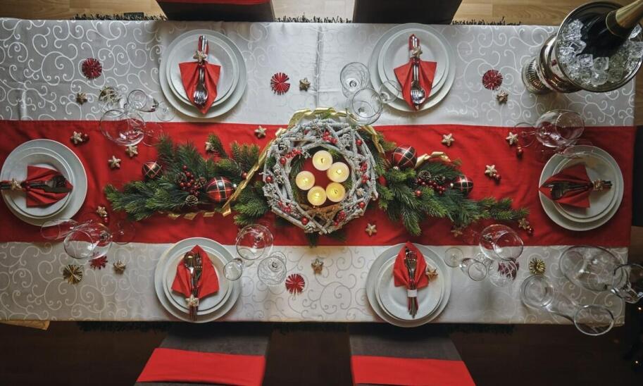 Świąteczny stół bez przypadkowości — jak połączyć obrus, bieżnik i dodatki w jednej aranżacji