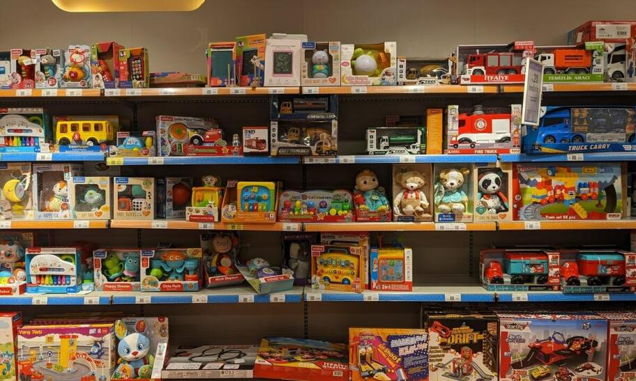 Jak sklep z zabawkami ocenia zabawki edukacyjne pod kątem wieku dziecka, ekspozycji i rotacji towaru