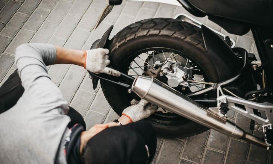 Jak rozpoznać źle wyważone koła motocykla i kiedy reagować bez zwłoki