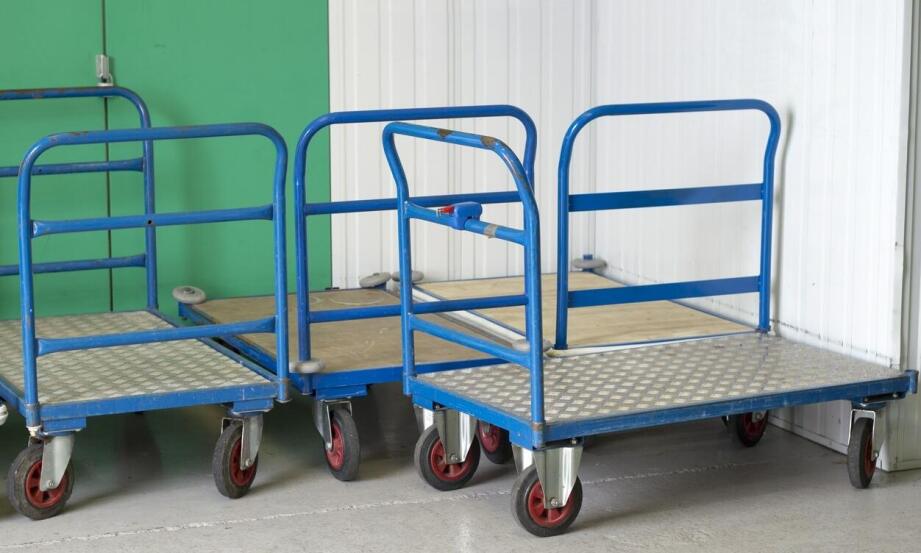Wagoniki transportowe w zakładzie produkcyjnym — kiedy realnie usprawniają przepływ półwyrobów
