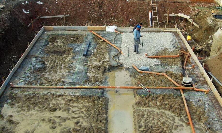 Najdroższe błędy przy przygotowaniu gruntu pod fundamenty na działkach z trudnym podłożem