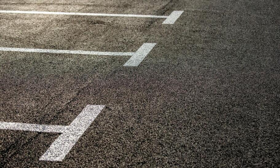 Jak podbudowa wpływa na trwałość nawierzchni na parkingach i chodnikach o dużym obciążeniu