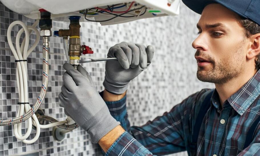 Co podnosi koszt modernizacji instalacji sanitarnych w domu jednorodzinnym na Mazowszu