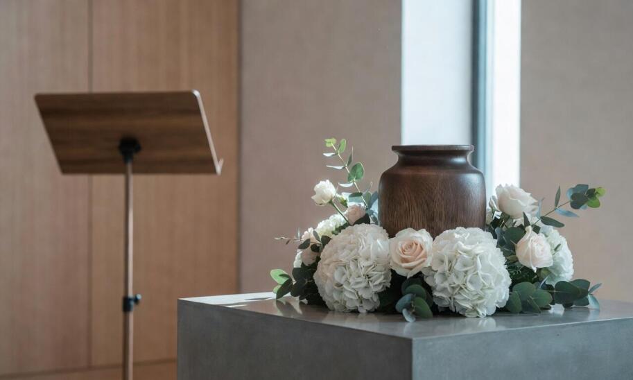 Jak muzyka i kwiaty porządkują przebieg ceremonii pogrzebowej oraz jej odbiór