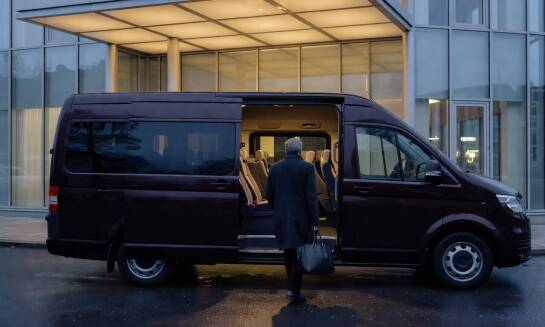 Kiedy minibus rozwiązuje logistykę małej grupy na krótkich trasach