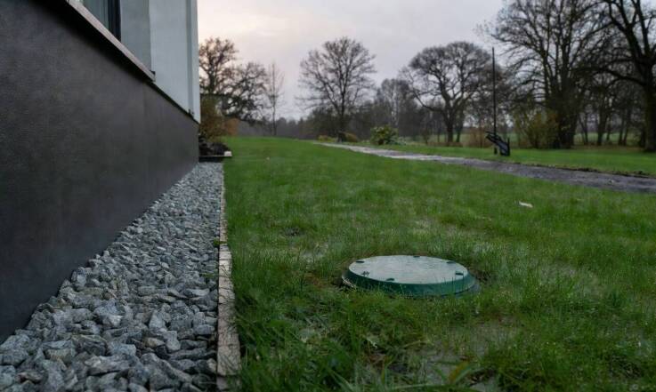 Jak drenaż fundamentów zmienia warunki pracy przydomowej oczyszczalni na wilgotnym gruncie