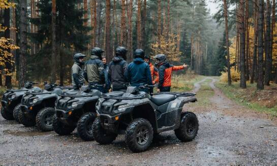 Jak przebiega grupowa jazda quadami podczas wieczoru kawalerskiego i jak przygotować ekipę