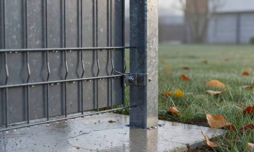 Gdzie po montażu stalowe panele ogrodzeniowe tracą ochronę ocynkową najczęściej