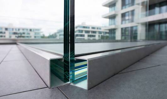 Dlaczego system mocowania i rodzaj szkła decydują o bezpieczeństwie balustrady na balkonie i tarasie