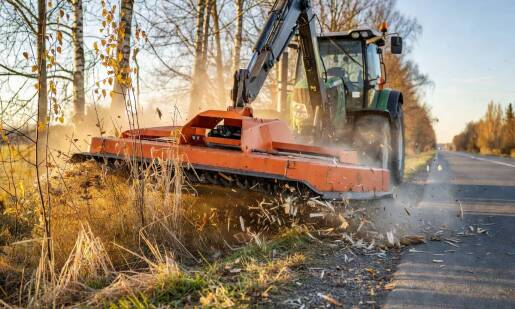 Jeden wysięgnik, wiele zadań — jak wymienne głowice dostosowują maszynę do zróżnicowanej roślinności przydrożnej