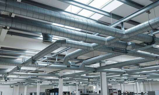 Zabezpieczenie termiczne i przeciwpożarowe ciągów HVAC w halach produkcyjnych — przemysłowe kryteria doboru materiałów