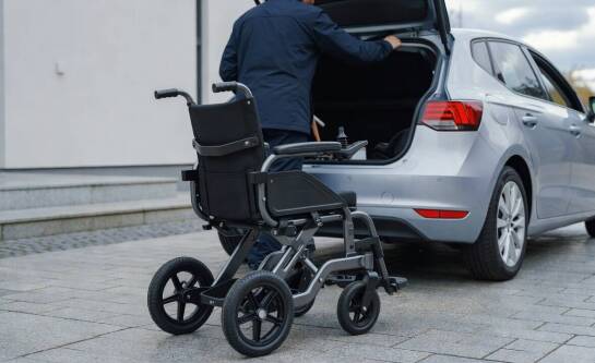 Jak dopasować wózek i skuter inwalidzki do możliwości motorycznych pacjenta oraz codziennych barier w terenie