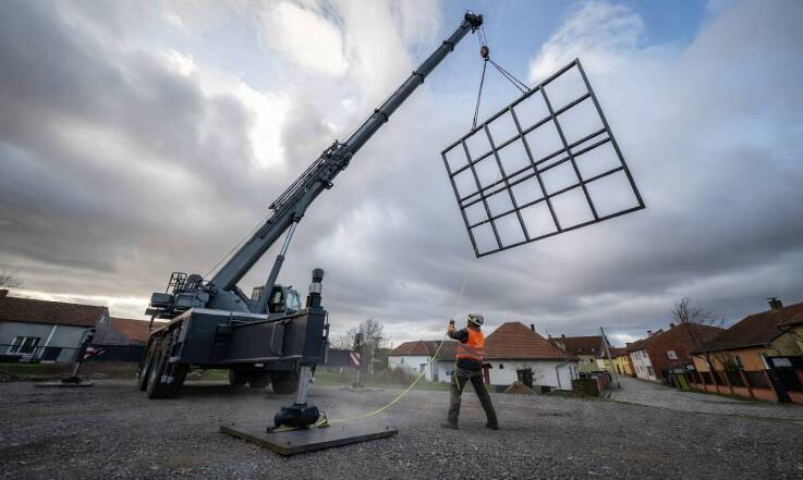 Dlaczego wiatr i powierzchnia ładunku decydują o stabilności przy montażu wielkoformatowych reklam i konstrukcji stalowych