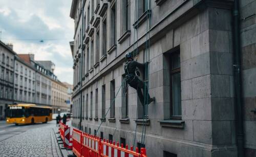 Logistyka prac na wysokości w zwartej tkance miejskiej — jak otoczenie budynku dyktuje harmonogram robót