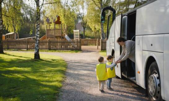 Logistyka jednodniowego wyjazdu dla maluchów — jak zbalansować czas w autokarze i atrakcje na miejscu