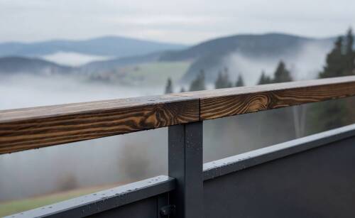 Drewno a aluminium — różnice w zachowaniu balustrad poddanych wahaniom temperatur na Śląsku Cieszyńskim