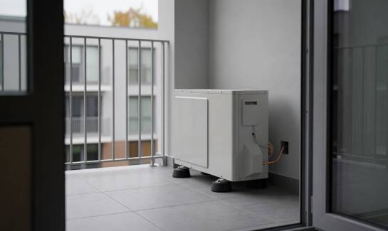 Balkon, elewacja czy dach — gdzie ulokować jednostkę zewnętrzną układu chłodzącego w zabudowie Świdnika
