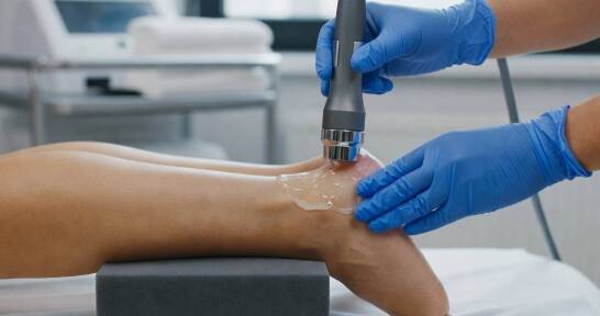Przebieg terapii falą uderzeniową krok po kroku i odczucia fizyczne w trakcie sesji