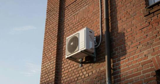 Zgody spółdzielni i specyfika elewacji — jak typ budynku w Zabrzu determinuje proces instalacji chłodzenia