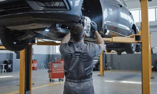 Od wstępnej diagnozy po jazdę testową — jak przebiega typowa naprawa mechaniczna w warsztacie